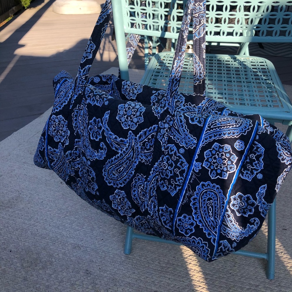 ✨Vera Bradley medium duffle bag ✨
